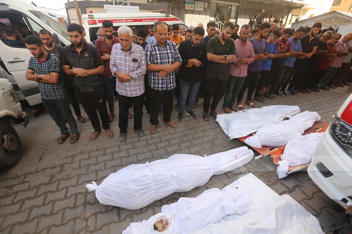 مواطنون يشيعون جثامين عدد من الشهداء في مستشفى العودة بمخيم النصيرات وسط قطاع غزة